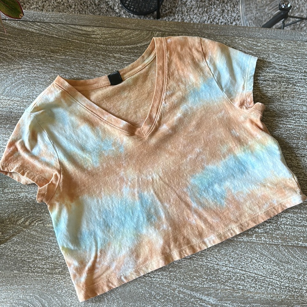 Wild Fable oversized crop vneck T-shirt. Light orange and blue. Size small.